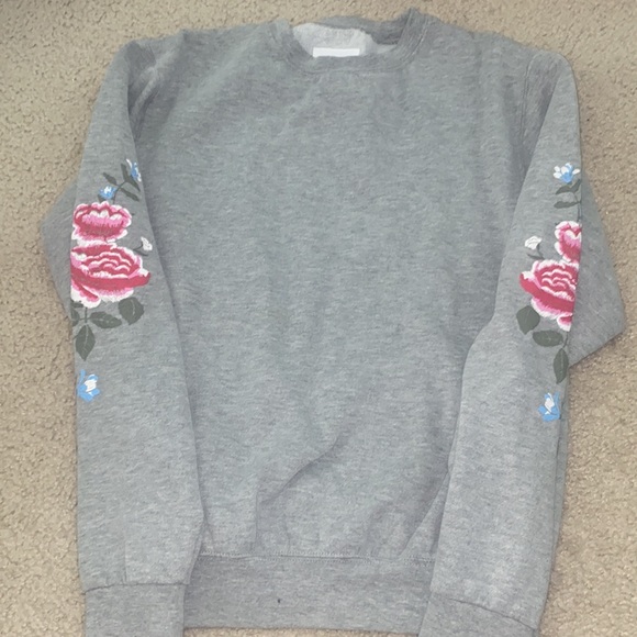 Gray sweatshirt with floral sleeves - Picture 2 of 4